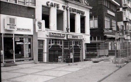 broersvest naast de Amstelbron