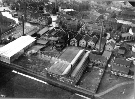 Bedrijven aan de Noordvestsingel, geheel links de Tegelfabriek Schiedam, rechts daarvan de Nederlandse Klinknagelfabriek. Het smalle straatje is de 's-Gravelandsestraat,dan volgt de Firma A.Berkelaar &amp; Co.. Aan de overzijde is de Noordvest. 