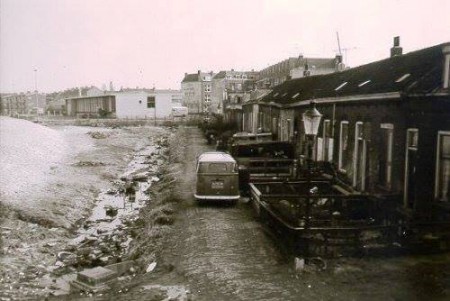 dit is de spoorstraat ,op de achtergrond staat het gebouw van van Gent en Loos in het midden had je een weiland toen met achteraan een boederij en aan de overkant het station van Schiedam
